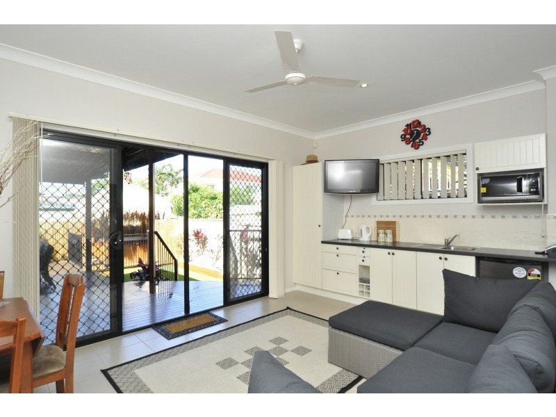 2/61 Paradise Parade, Paradise Point QLD 4216