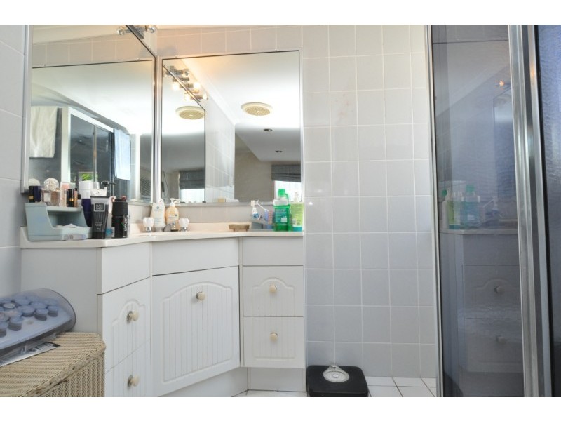 304 Bayview Street, Hollywell QLD 4216
