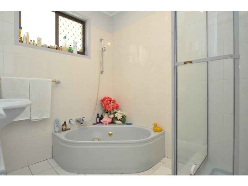 304 Bayview Street, Hollywell QLD 4216