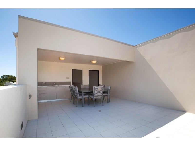2/23 Abalone Avenue, Paradise Point QLD 4216