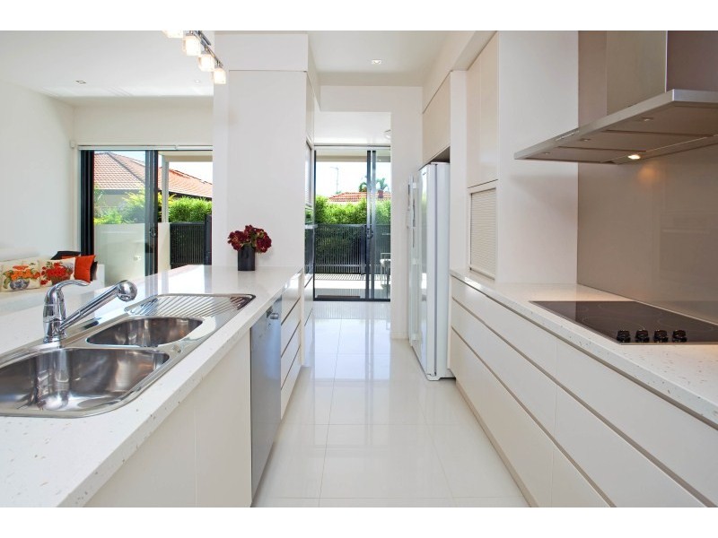 2/23 Abalone Avenue, Paradise Point QLD 4216