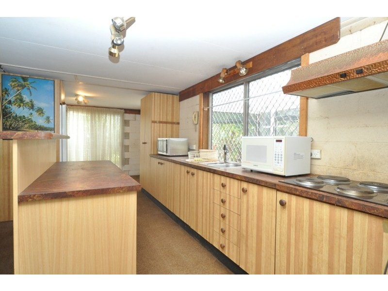 5 Robin Avenue, Paradise Point QLD 4216