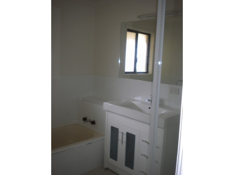 2/215 Central Street, Labrador QLD 4215