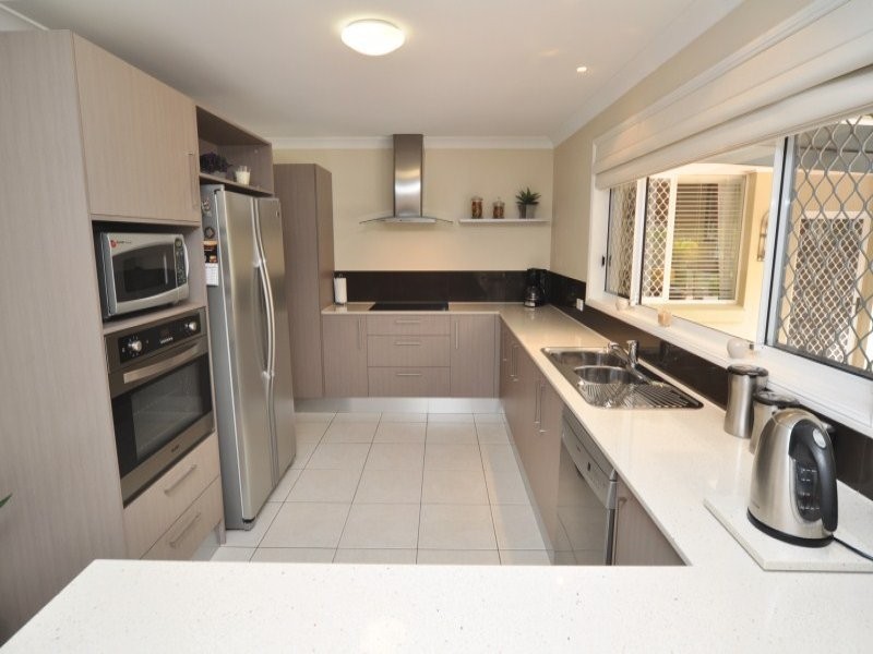 18 Midvale Place, Helensvale QLD 4212