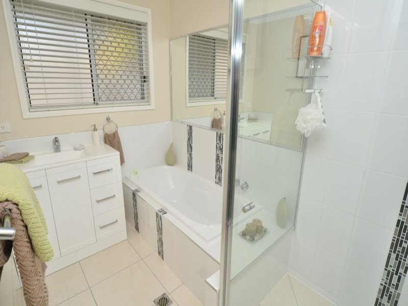 18 Midvale Place, Helensvale QLD 4212