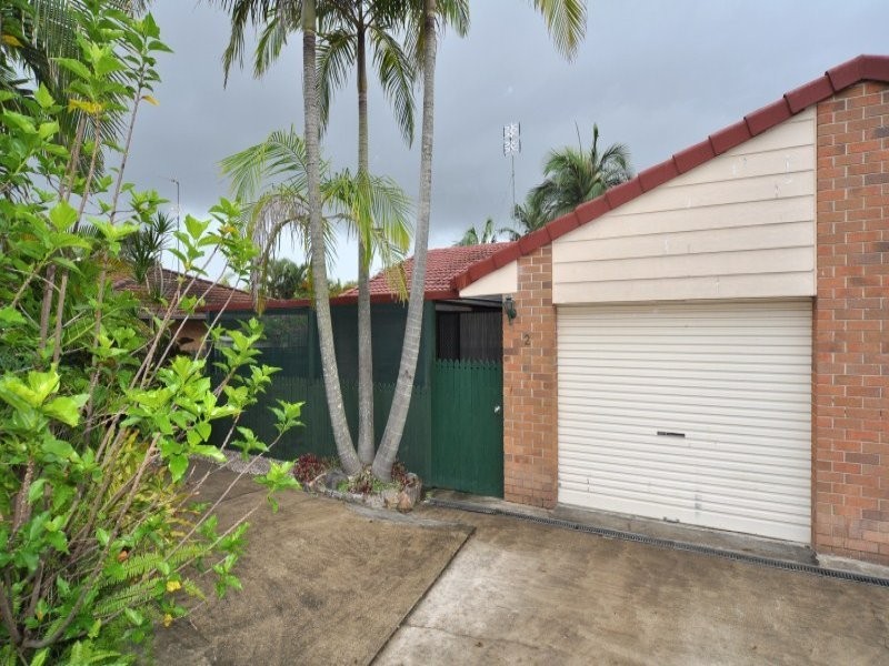 2/2 Callistemon Court, Arundel QLD 4214