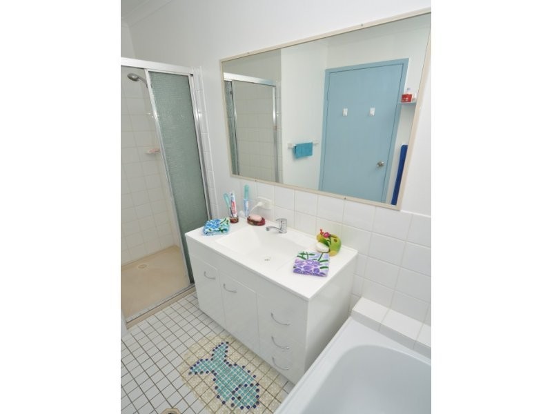 2/2 Callistemon Court, Arundel QLD 4214