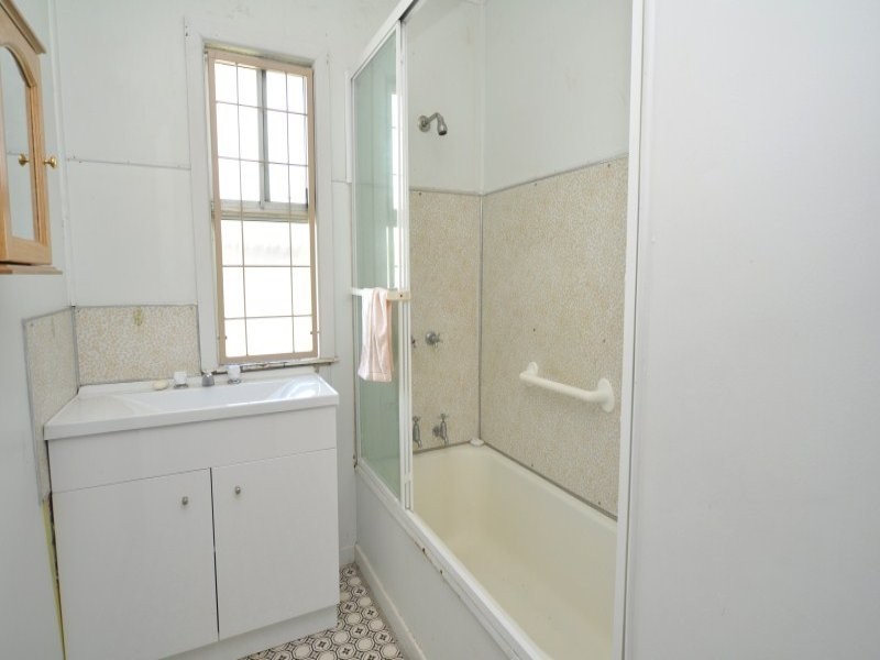 18 First Avenue, Labrador QLD 4215