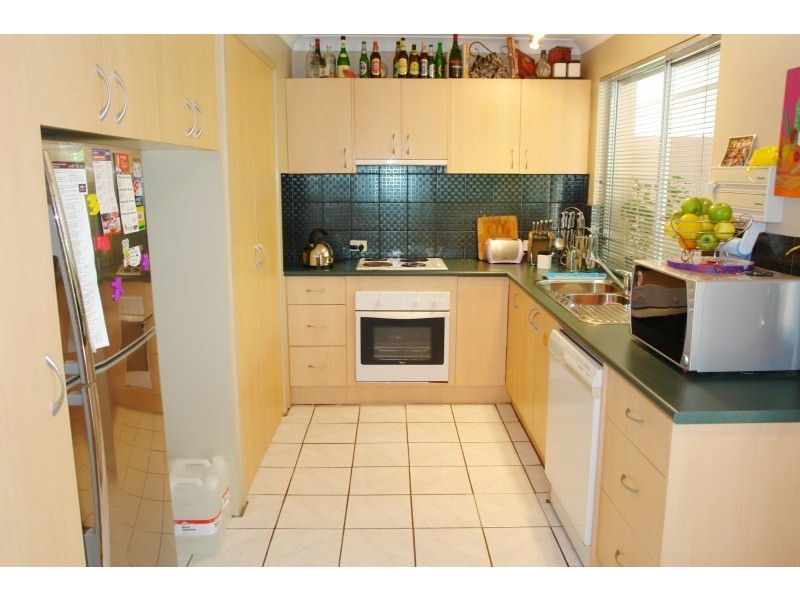 2/11 Kumbari Avenue, Southport QLD 4215