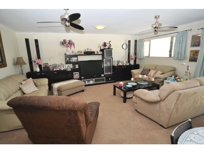 77 Macquarie Avenue, Molendinar QLD 4214