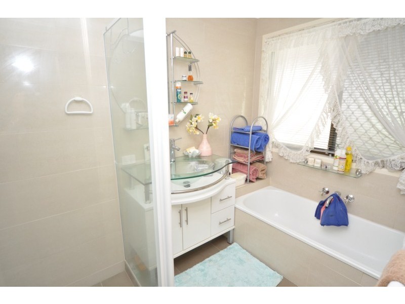 77 Macquarie Avenue, Molendinar QLD 4214
