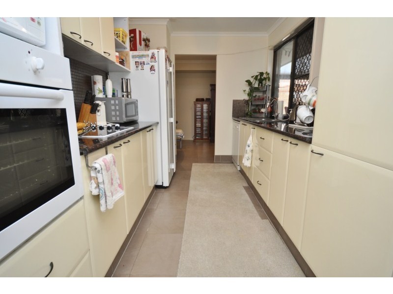 77 Macquarie Avenue, Molendinar QLD 4214