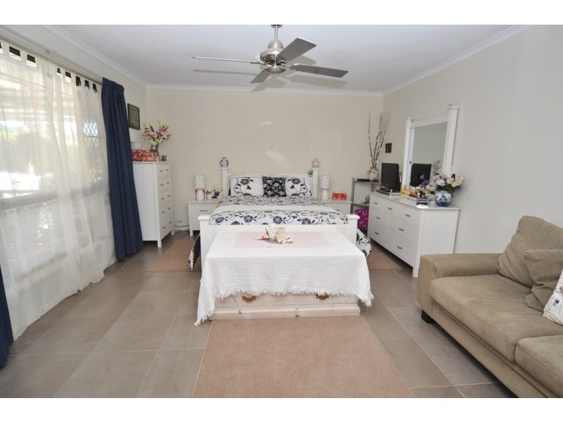 77 Macquarie Avenue, Molendinar QLD 4214