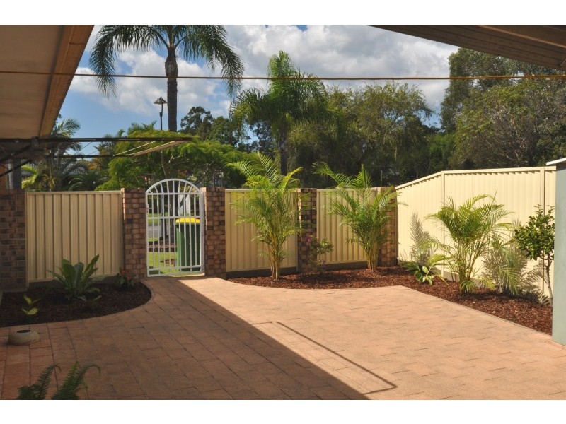 1/2 Riccarton Place, Labrador QLD 4215