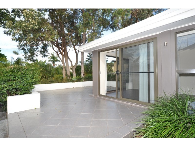 64 Ridgeway Avenue, Southport QLD 4215