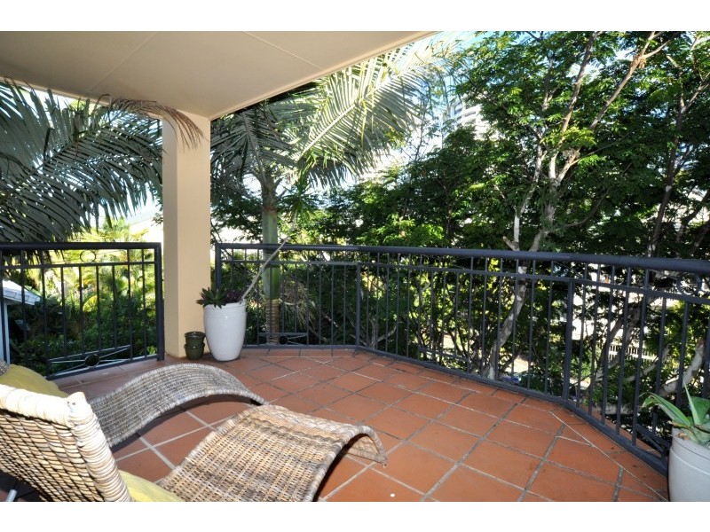6/2 Madang Crescent, Runaway Bay QLD 4216
