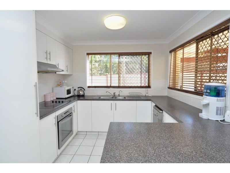 2/17 Pamela Court, Labrador QLD 4215