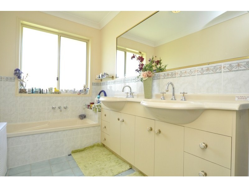 1 Kettlewell Chase, Arundel QLD 4214