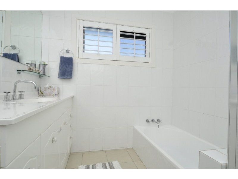 27 Ashgrove Avenue, Runaway Bay QLD 4216