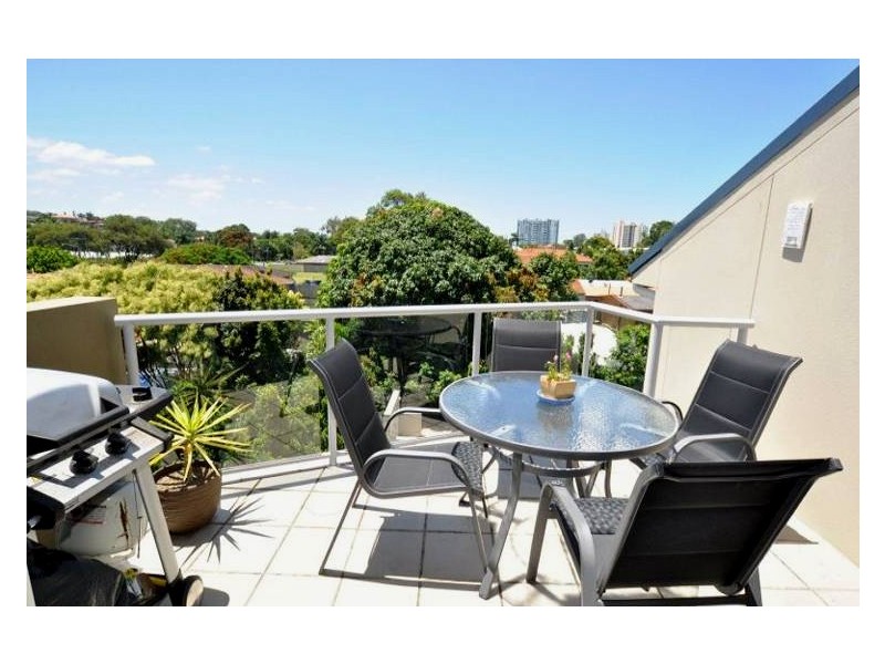 13/8 Proud Street, Labrador QLD 4215