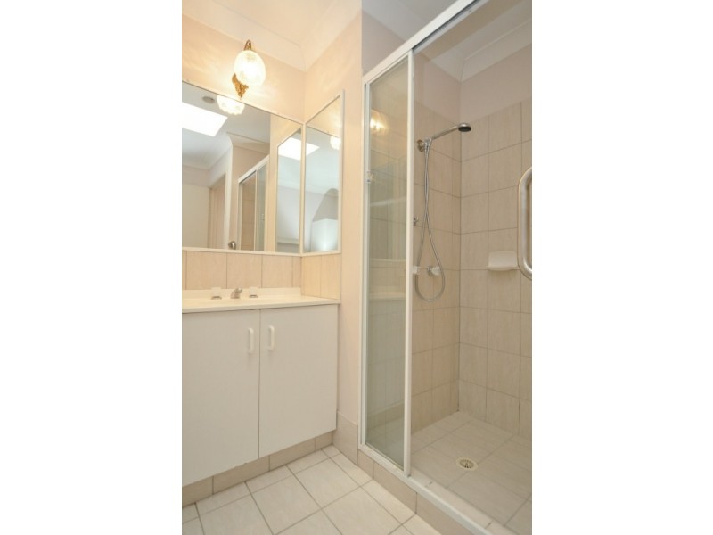 1/5 Harvey Court, Labrador QLD 4215