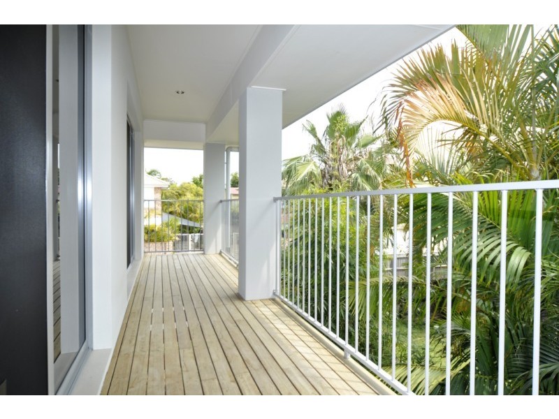 1 & 2/16A Broad Street, Labrador QLD 4215