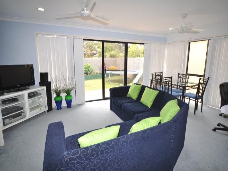 8 Blackwattle Circuit, Arundel QLD 4214