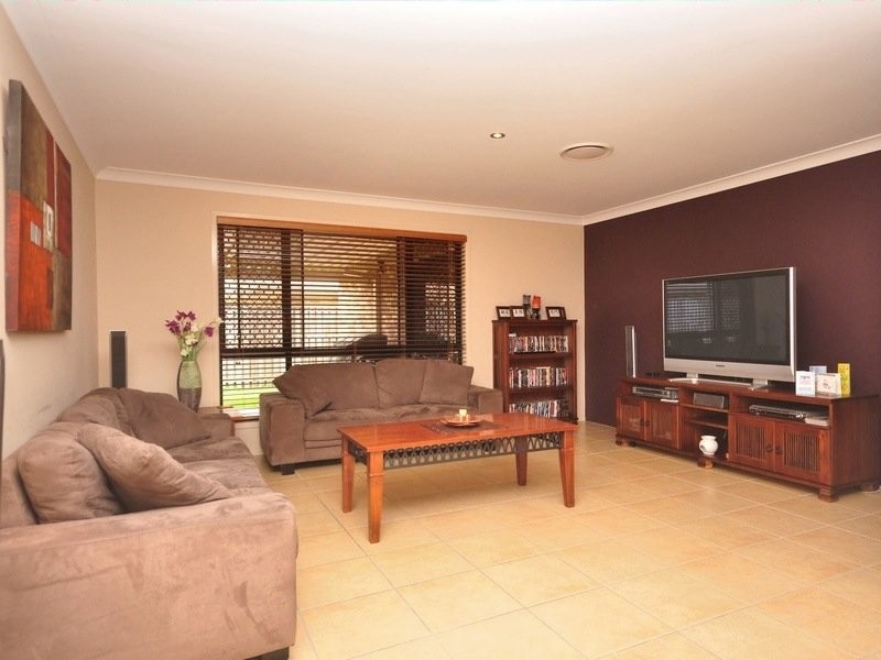 4 Sylvia Street, Pacific Pines QLD 4211