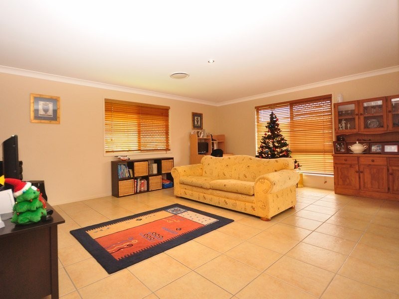 4 Sylvia Street, Pacific Pines QLD 4211