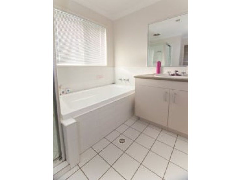 4 Taske Rise, Pacific Pines QLD 4211