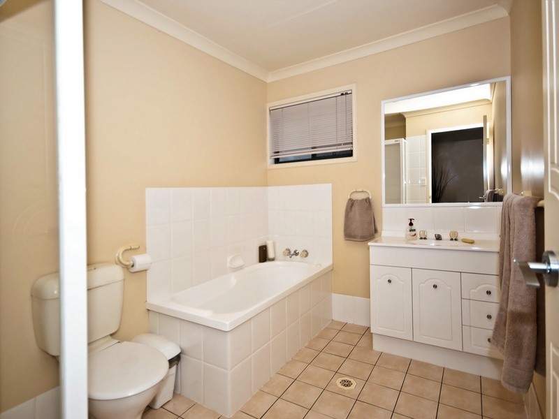 6/1 Santa Isobel Boulevarde, Pacific Pines QLD 4211