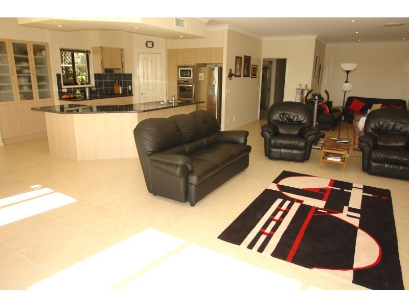 2 Zenith Crescent, Pacific Pines QLD 4211