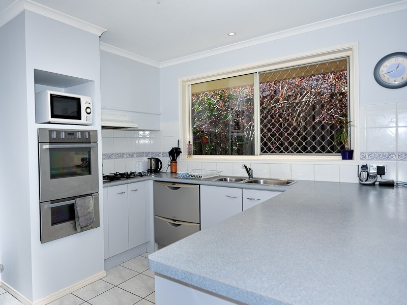 17 Rarotonga Rise, Pacific Pines QLD 4211