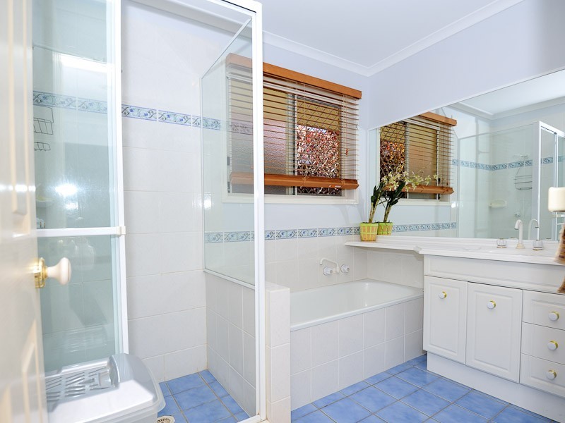 17 Rarotonga Rise, Pacific Pines QLD 4211