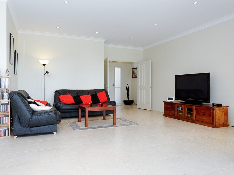 2 Zenith Crescent, Pacific Pines QLD 4211
