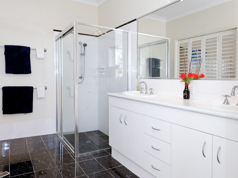 2 Zenith Crescent, Pacific Pines QLD 4211