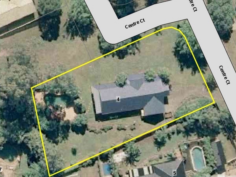 4 Centre Court, Oxenford QLD 4210