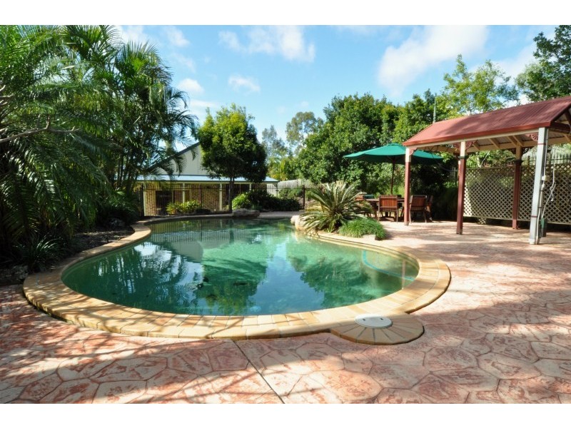 4 Centre Court, Oxenford QLD 4210