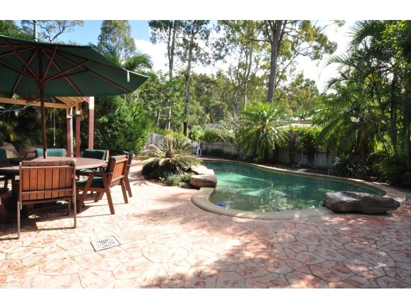 4 Centre Court, Oxenford QLD 4210