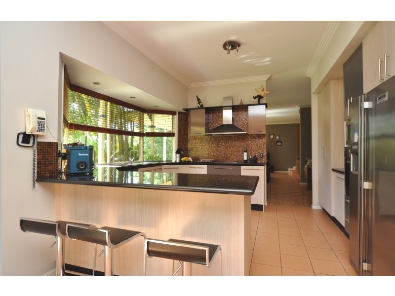 4 Centre Court, Oxenford QLD 4210