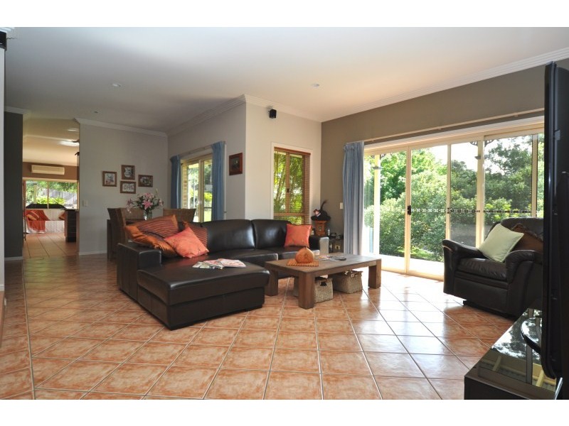 4 Centre Court, Oxenford QLD 4210