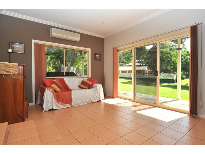 4 Centre Court, Oxenford QLD 4210