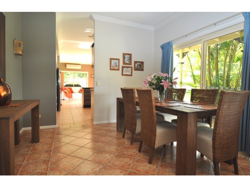 4 Centre Court, Oxenford QLD 4210