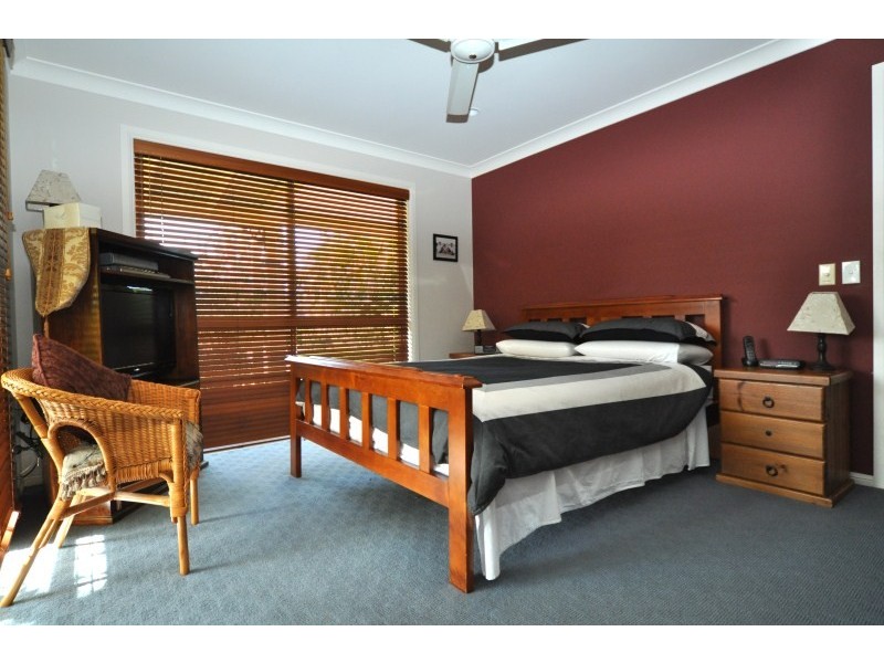 4 Centre Court, Oxenford QLD 4210