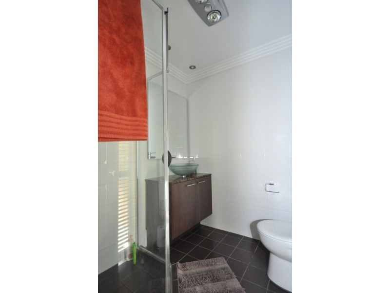 4 Centre Court, Oxenford QLD 4210