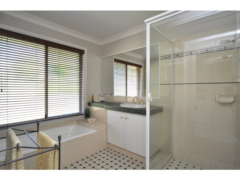4 Centre Court, Oxenford QLD 4210