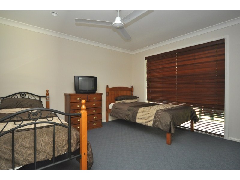 4 Centre Court, Oxenford QLD 4210