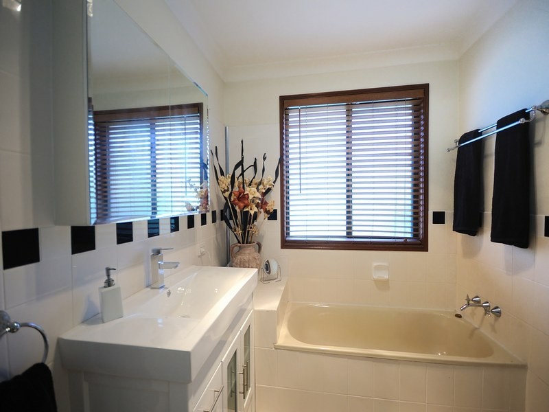 15 Rosedale Place, Helensvale QLD 4212