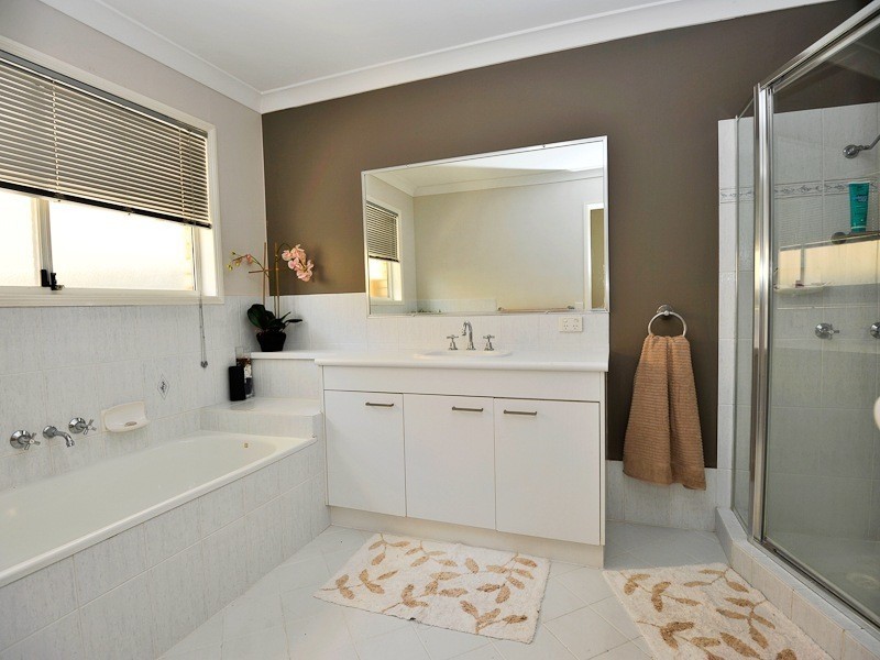 19 Edgeworth Place, Helensvale QLD 4212