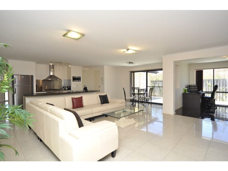 4 Fitzgerald Close, Maudsland QLD 4210
